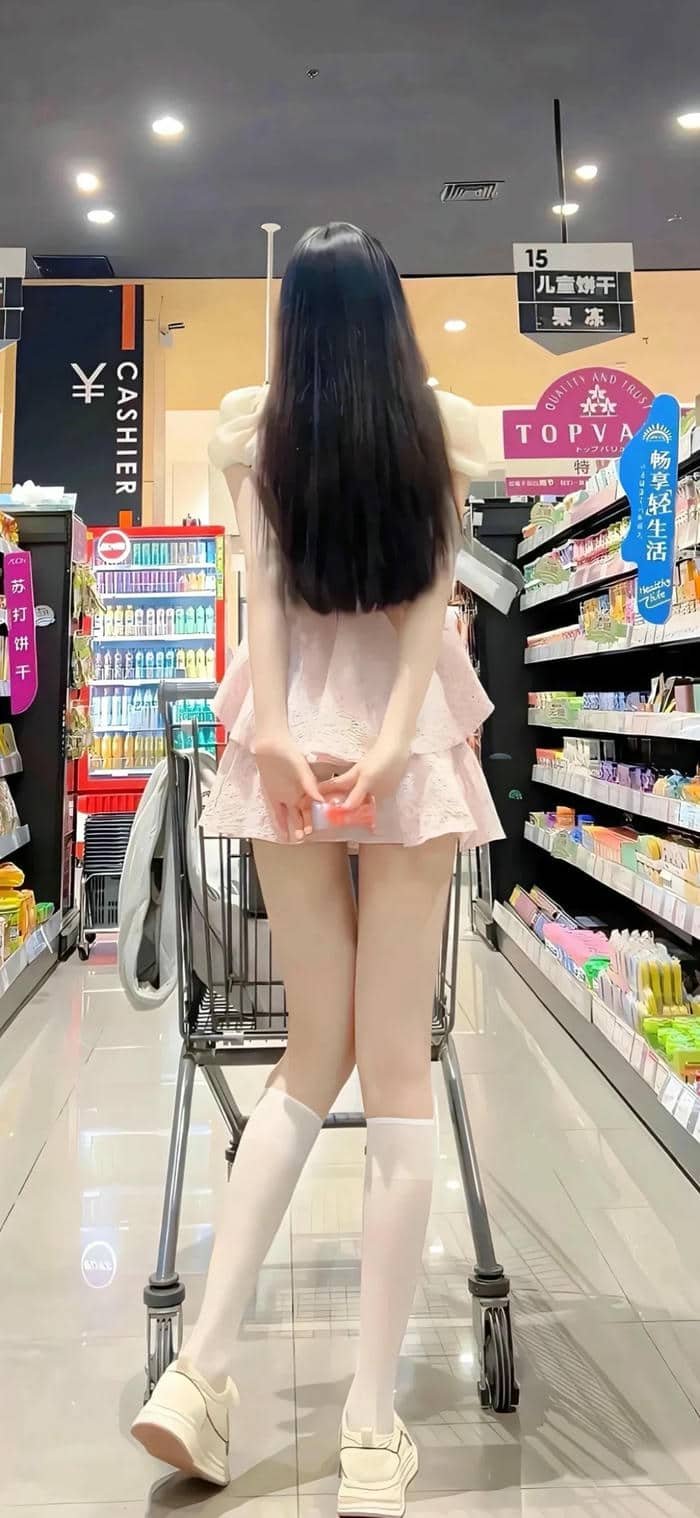 gái xinh mặc váy ngắn (2)