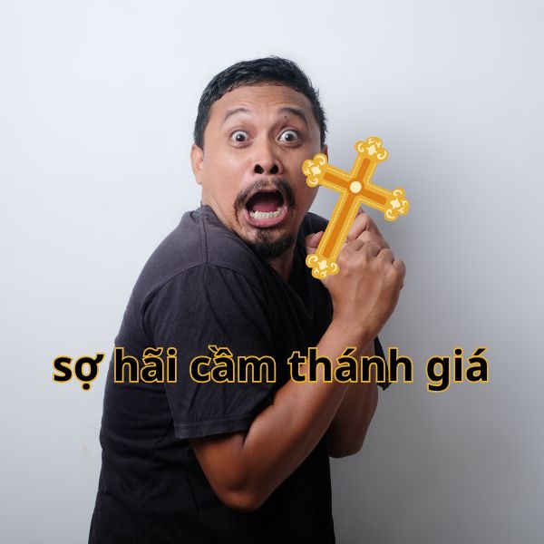 meme sợ hãi cầm thánh giá